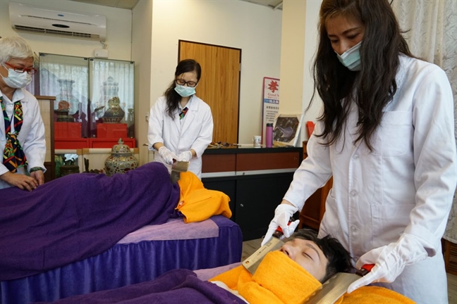 Người[-]thích[-]massage[-]bằng[-]dao[-]có[-]tâm[-]lý[-]không[-]bình[-]thường